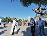 Панихида у поклонного креста в День Памяти и Скорби в станице Вешенской