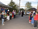 Жители пос. Каменоломни торжественно встретили Благодатный огонь