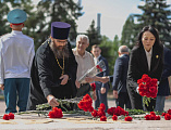 Благочинный Александровск-Грушевского округа иерей Александр Теличкин принял участие в торжественном возложении цветов к Мемориальному комплексу