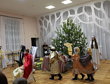 Иерей Иоанн Трофимов и учащиеся воскресной школы «Благовест» при храме Архистратига Михаила пос. Каменоломни воспитанников детского дома № 1 г. Шахты