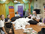 Дети-инвалиды из «Волшебного стежка» передали сестрам милосердия подарки для бойцов СВО