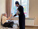 Иерей Александр Левчик поздравил постояльцев приюта для пожилых с Рождеством Христовым