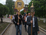 Прихожане храма Архистратига Михаила и иерей Роман в День Победы совершили крестный ход