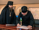 Преосвященнейший епископ Симон и иеромонах Варнава (Максименко) обсудили проект иконостаса для храма преподобного Сергия Радонежского и проект храма Живоначальной Троицы в поселке Сидорово-Кадамовский