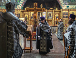 Епископ Симон совершил утреню Великой пятницы с чтением двенадцати Страстных Евангелий