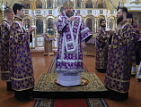 Преосвященнейший епископ Симон совершил Божественную литургию и панихиду в храме великомученика Пантелеимона пос. Глубокий