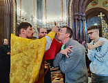 По благословению епископа Шахтинского и Миллеровского Симона,  духовник Каменской общины глухих иерей Владимир Щербаков сослужил Святейшему Патриарху Кириллу