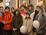 «Кемерово, мы с тобой». На Соборной площади города Шахты запустили белые шары и совершили заупокойное богослужение в память о погибших в торговом центре «Зимняя вишня»