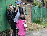 В Новошахтинске в рамках Всероссийской благотворительной акции помощи «Дари еду!» передали продуктовые наборы особо нуждающимся семьям