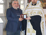 Памятным знаком «От благодарного Луганского народа» награждены протоиерей Роман Амплеев и его помощник Саханина И.В.