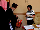 Иерей Олег Бурлаков поздравил сотрудников Администрации города Гуково, вручив пасхальные подарки