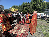 Преосвященнейший епископ Симон совершил чин освящения креста и купола для храма в честь праведного Иосифа Обручника в городе Шахты