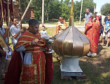 В престольный праздник в храме великомученика и целителя Пантелеимона с. Павловка было совершено соборное богослужение и установка купола