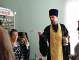 Иерей Иоанн Трофимов и помощник благочинного Александровск-Грушевского округа по миссионерскому служению приняли участие в мероприятии для пожилых жителей поселка Аютинский