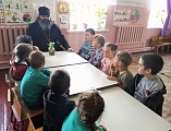 Настоятель храма в честь иконы Божией Матери Смоленской Одигитрии ст. Шумилинской иерей Александр Туховский посетил детский сад хутора Новониколаевского с пасхальной благотворительной акцией