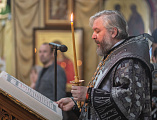 Епископ Симон совершил утреню Великой пятницы с чтением двенадцати Страстных Евангелий