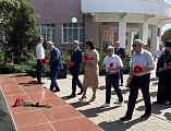 Благочинный приходов Александровск-Грушевского округа принял участие в возложении цветов