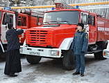 Иерей Евгений Осяк освятил автопарк пожарных машин