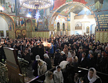 Рождественская ночь собрала шахтинцев на праздничное богослужение в соборе Покрова Пресвятой Богородицы