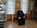 Благочинный приходов Донецкого округа иерей Владимир Татаркин посетил библиотеку имени Маяковского города Донецка