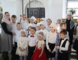 В дни Святок дети из воскресной школы «Светочъ» поздравили прихожан Донского храма   
