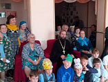 Постояльцев пансионата для пожилых людей п. Каменоломни поздравили с великим праздником Покрова Богородицы