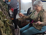Воспитанники воскресной школы «Благовест», совместно со взрослыми, принимают активное участие в плетении маскировочных сетей