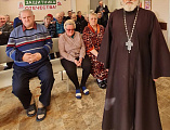 Настоятель Вознесенского храма города Шахты проявил пастырское внимание к постояльцам социального учреждения и оказал им гуманитарную помощь