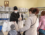 Епископ Шахтинский и Миллеровский Симон принял участие в раздаче помощи нуждающимся на епархиальном гуманитарном складе в рамках благотворительного марафона «Корзина доброты»
