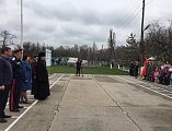 Иеромонах Никон (Синюшкин) в День призывника благословил молодое поколение будущих призывников на территории воинской части г. Красный Сулин