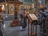 Епископ Симон совершил утреню Великой пятницы с чтением двенадцати Страстных Евангелий