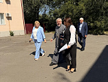 Епископ Симон осмотрел территорию под строительство храма в поселке Каменоломни