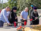 В день Воздушно-десантных войск Преосвященнейший епископ Симон возложил цветы к мемориалу в Александровском парке города Шахты