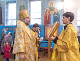 Преосвященнейший епископ Симон совершил воскресную Божественную литургию в храме Архистратига Михаила поселка Каменоломни