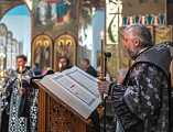Епископ Симон совершил утреню Великой пятницы с чтением двенадцати Страстных Евангелий