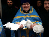Духовенство и прихожане Никольского прихода г.Шахты по сложившейся традиции после службы отпускали на волю птиц