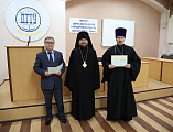 Удостоверения о повышении квалификации духовенство Шахтинской епархии получило из рук епископа Шахтинского и Миллеровского Симона и директора ИСОиП (филиала) ДГТУ в г. Шахты С.Г. Страданченко