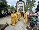 Епископ Симон совершил Божественную литургию в храме святых мучениц Веры, Надежды, Любови и матери их Софии в станице Багаевской и освящение монумента преподобного Серафима Саровского