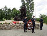 В Миллерово в преддверии Дня памяти и скорби возложили венки и цветы к мемориалу «Жертвам фашизма»