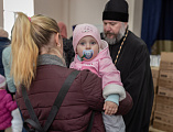 Непрерывном потоком в Шахтинской епархии оказывается гуманитарная помощь беженцам из ДНР и ЛНР