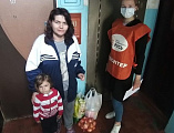 Многодетные и малообеспеченные семьи Центра «От сердца к сердцу» г. Новошахтинска, получили продуктовую помощь от регионального отделения Фонда продовольствия «Русь» в Ростовской области