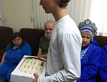 Получателей социальных услуг Социально-реабилитационного отделения города Новошахтинска поздравили с праздником Победы