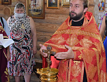 В храме святого царственного страстотерпца цесаревича Алексия г. Шахты благочинный Александровск-Грушевского округа и настоятель храма совершили освящение новых икон для иконостаса