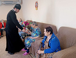 Иерей Александр Левчик поздравил постояльцев приюта для пожилыхлюдей с Рождеством Христовым