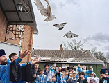 В праздник Благовещения в храме Архистратига Михаила традиционно выпустили в небо голубей