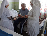 В пасхальные дни сестры милосердия посетили пациентов стационара городской больницы