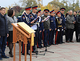 На площади Покровского кафедрального собора города Шахты прошло построение лучшего кадетского корпуса в России по случаю торжественной церемонии присяги и вручения первых погон молодым кадетам