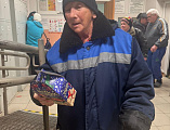 Прихожане Покровского кафедрального собора города Шахты посетили Комплексный социальный центр с подарками