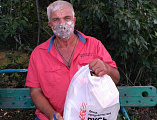 Иерей Антоний Бережной и добровольцы доставили и раздали продукты питания пожилым жителям с. Маньково и с. Кутейниково