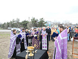 Преосвященнейший епископ Симон совершил «Чин, бываемый при основании церкви и водружении креста» на месте строительства храма великомученика Георгия Победоносца в ст. Обливской